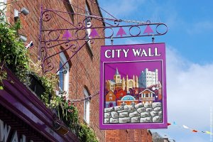 Красноярск. Англоязычные таблички и вывески не нравятся горожанам, — к такому выводу пришел ученик одной из школ 